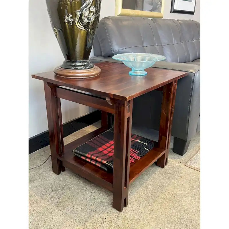 Table d'appoint architecturale en bois d'acacia avec étagère