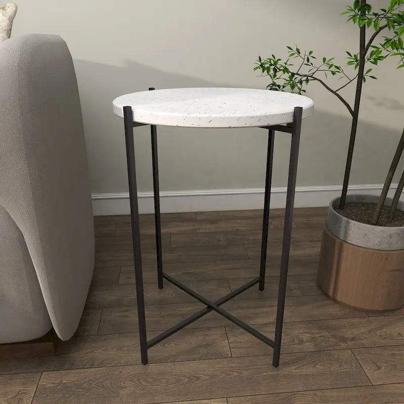 Table d'appoint avec plateau en terrazzo et piètement en métal noir en forme de X