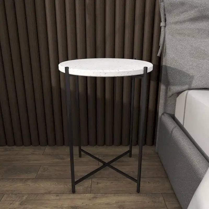 Table d'appoint avec plateau en terrazzo et piètement en métal noir en forme de X