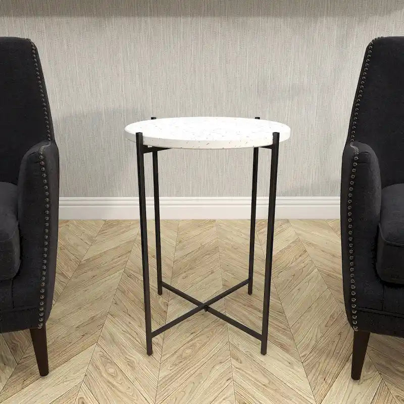 Table d'appoint avec plateau en terrazzo et piètement en métal noir en forme de X