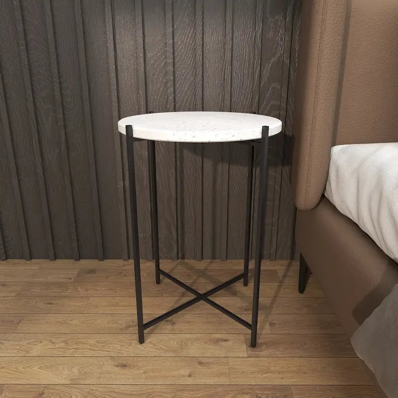 Table d'appoint avec plateau en terrazzo et piètement en métal noir en forme de X