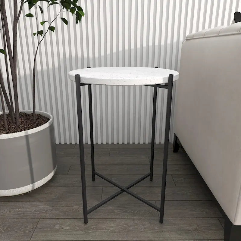Table d'appoint avec plateau en terrazzo et piètement en métal noir en forme de X
