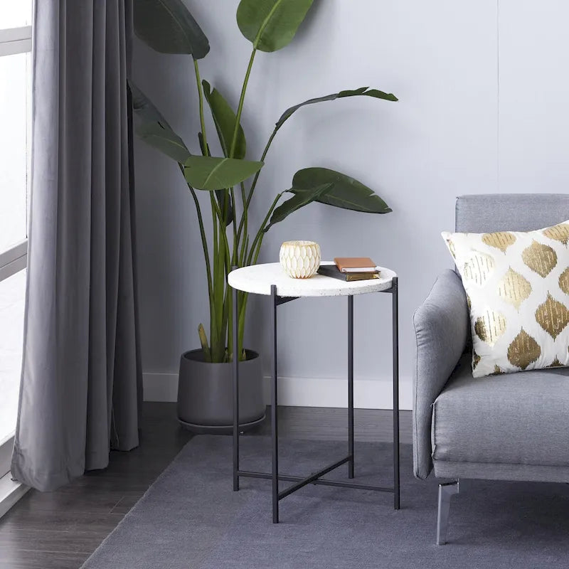 Table d'appoint avec plateau en terrazzo et piètement en métal noir en forme de X