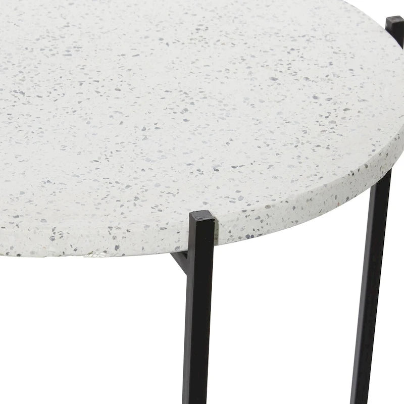 Table d'appoint avec plateau en terrazzo et piètement en métal noir en forme de X